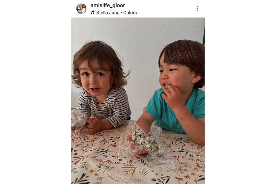 おいしそうに食べるスイス生まれの男の子たち（画像はスクリーンショット）