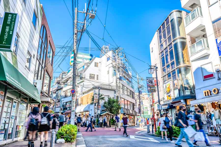 小売店が軒を連ねる下北沢の街【写真：PIXTA】