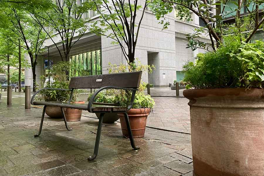 街中にあるベンチ（写真はイメージ）【写真：PIXTA】