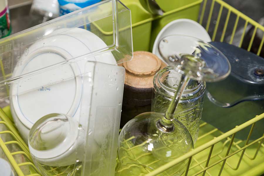 水切りカゴに溜まった少量の水でも、蚊が繁殖することが！（写真はイメージ）【写真：PIXTA】