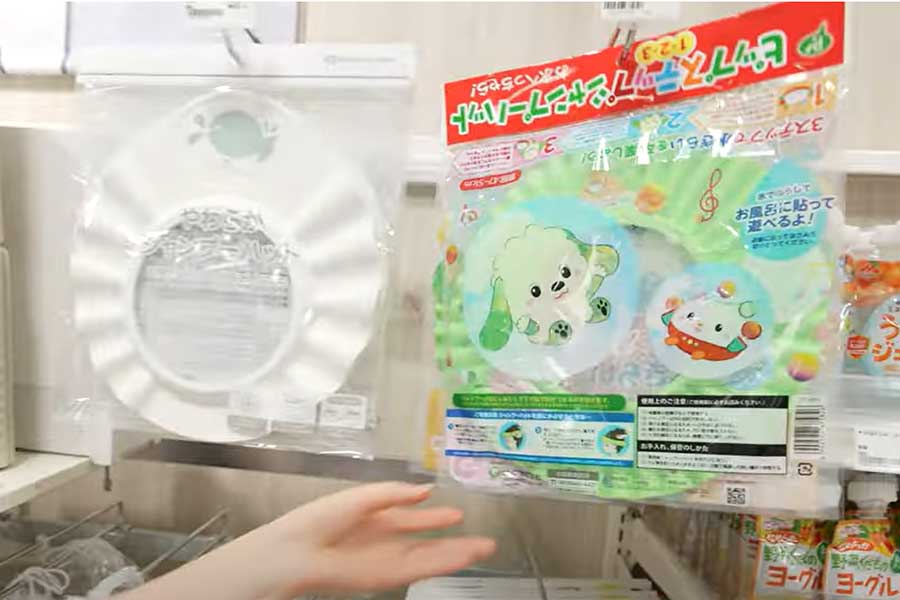 「水が目に入らないんだって」と、初めて見たシャンプーハットに驚き（画像はスクリーンショット）