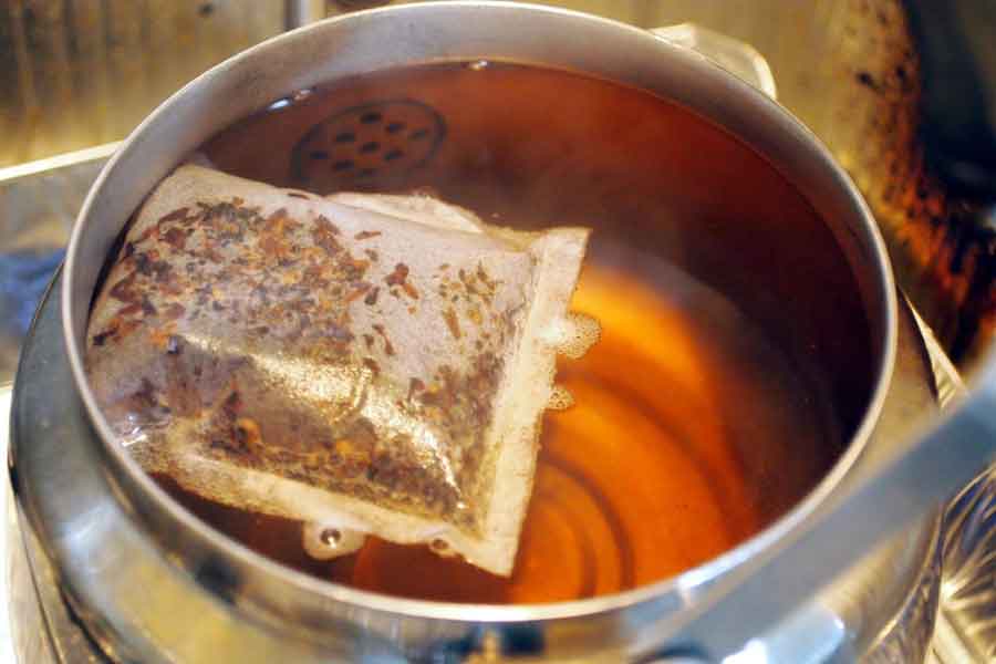 麦茶パックを入れたまま、長時間常温で放置しない（写真はイメージ）【写真：写真AC】