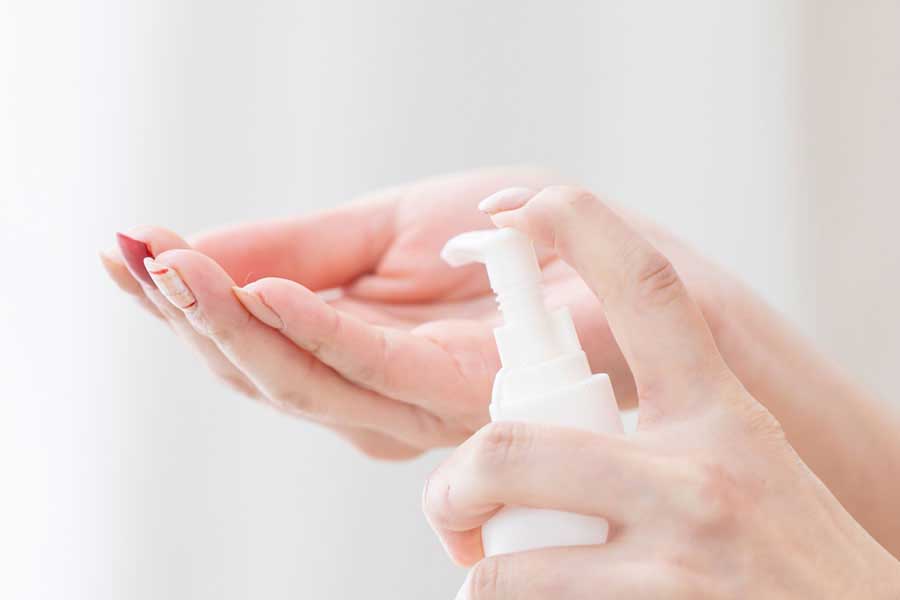 髪の修復機能などを補うために、リンスインシャンプーをしたあとにトリートメントもするのがおすすめ（写真はイメージ）【写真：写真AC】