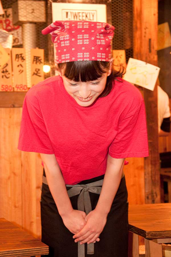 お辞儀で感謝を伝える店員（写真はイメージ）【写真：PIXTA】