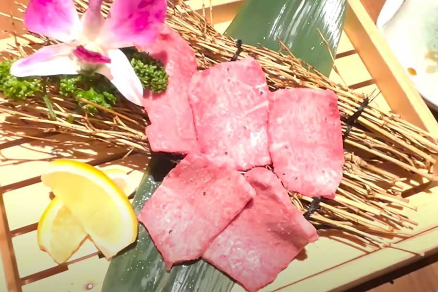 全員が初めて食べた牛タンのおいしさにびっくり（画像はスクリーンショット）