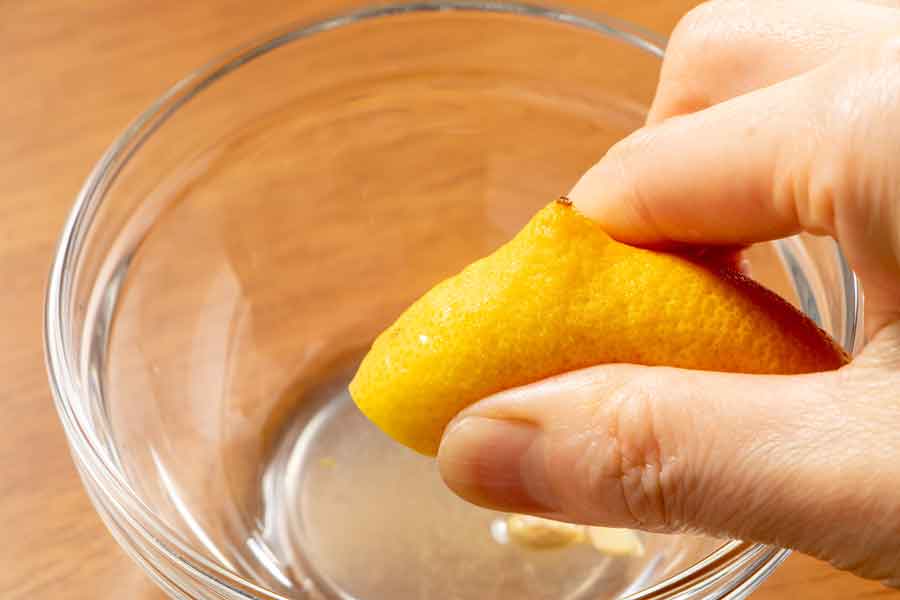 レモン汁で洗うのはNG（写真はイメージ）【写真：PIXTA】