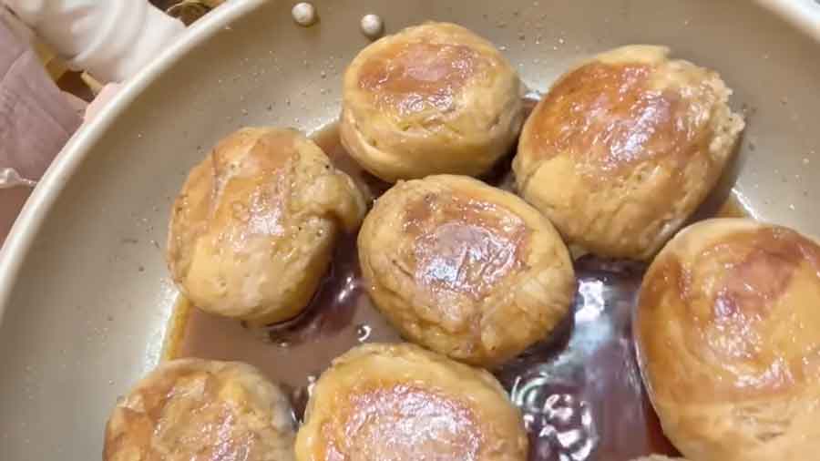 辻さん作の肉巻きおにぎり。うまくいかない部分があって落ち込む辻さんに、昊空くんは「希空のもうまいけど、ママのほうが俺は好き」と優しい言葉をかけた（画像はスクリーンショット）