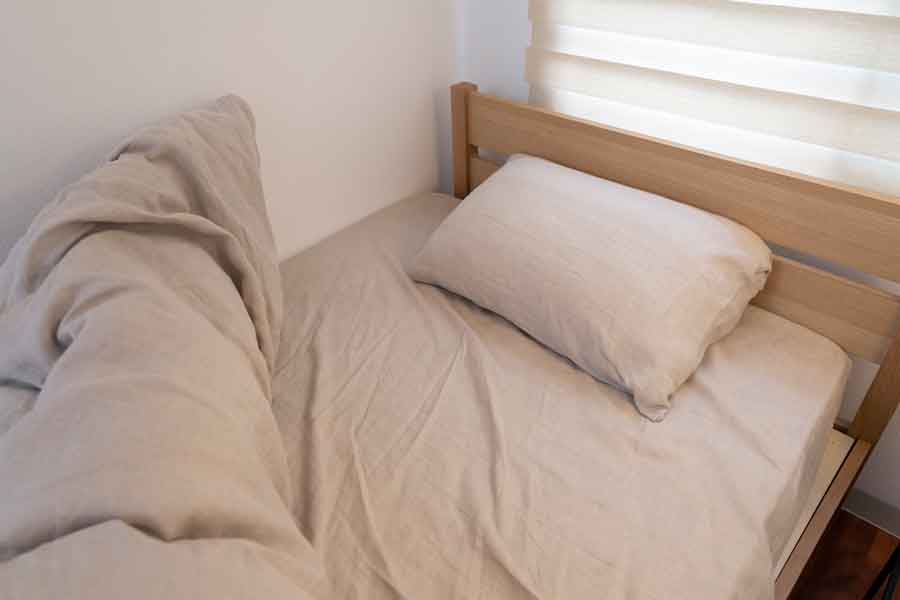 かけ布団をめくっておくだけで、湿気が逃げやすくなる（写真はイメージ）【写真：PIXTA】