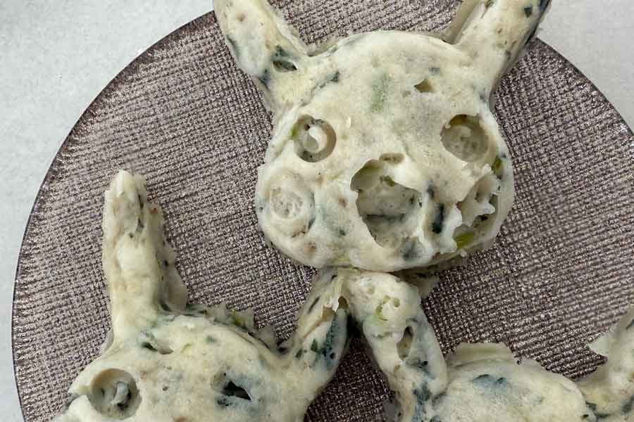 ぴぴさんが作った、ピカチュウの米粉パン【写真提供：ぴぴ@W双子（@twindd7）さん】