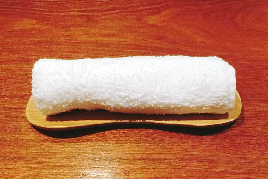 おしぼりの使い方と、食べる前に手をきれいにする習慣を説明され「スマートだね」と感心（写真はイメージ）【写真：写真AC】