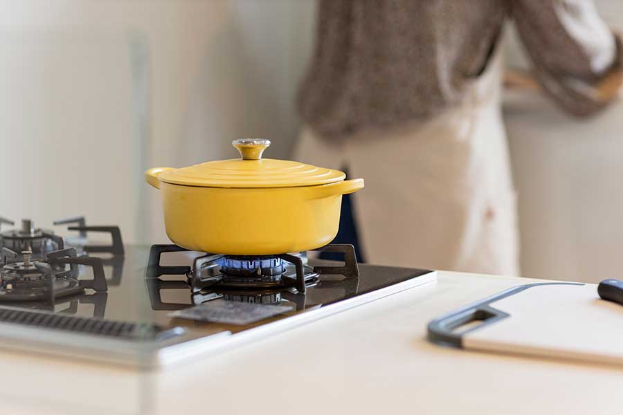 火の近くで使用したり、調理器具など口に入るものにかけたりしてはダメ！（写真はイメージ）【写真：PIXTA】