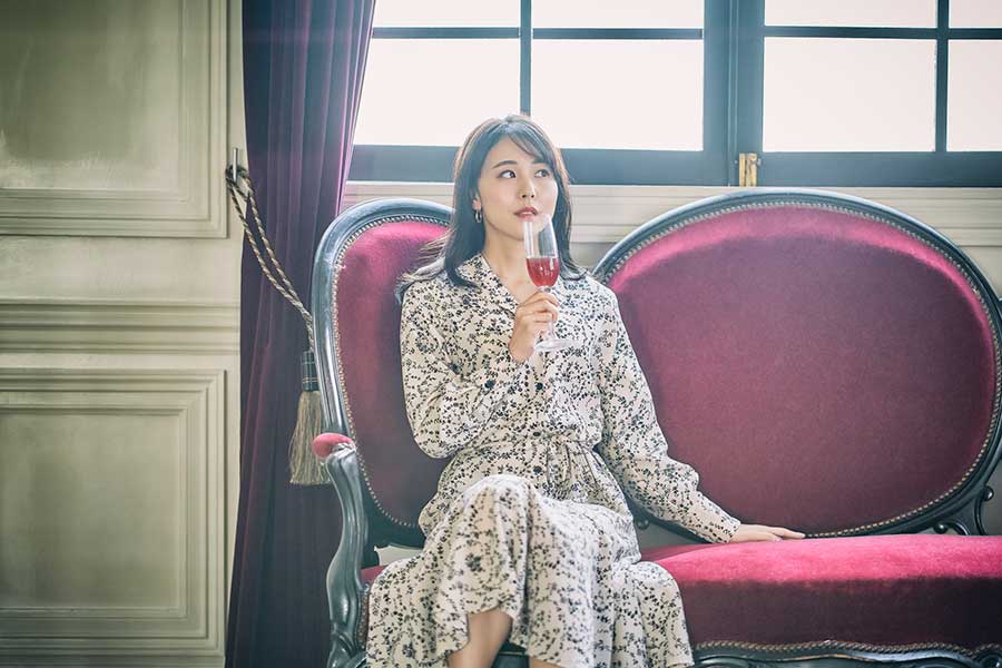 立食パーティーで、会場に用意された椅子を長時間占領するのはNG（写真はイメージ）【写真：PIXTA】