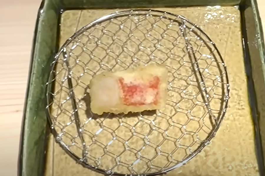 「天ぷらの虜よ（笑）。もう最高！」と歓声が上がったキンメダイの天ぷら（画像はスクリーンショット）