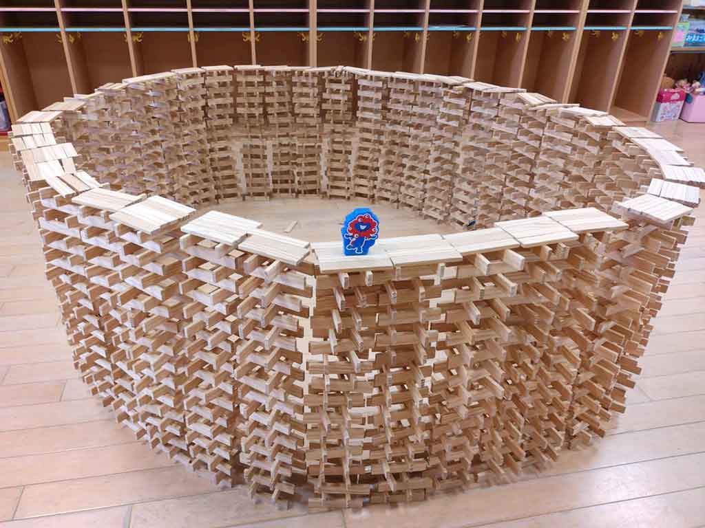 幼稚園児たちが作った実際の大屋根リング【写真提供:ツグフィー(@Angela_Tsugu)さん】