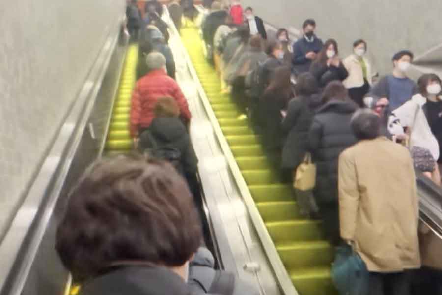 片側を空けてエスカレーターに乗る日本人。東西で位置が逆になることにアメリカ人はびっくり！（画像はスクリーンショット）