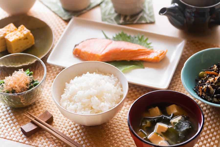 朝食で食べた「和定食」の充実ぶりと価格のギャップに驚き（写真はイメージ）【写真：PIXTA】