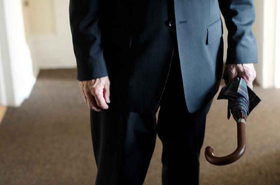 傘の横持ちは危険。持ち手部分を持ち、石突きが真下に向くようにするのが正しい持ち方（写真はイメージ）【写真：写真AC】