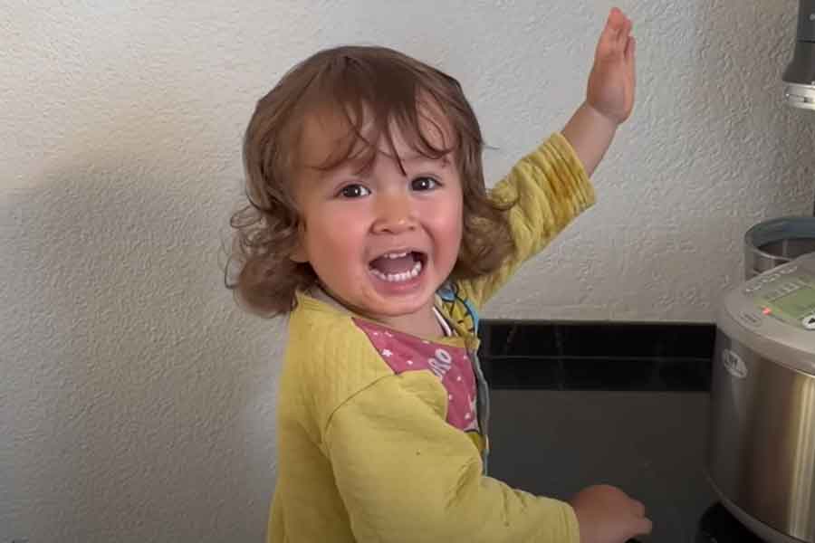 炊飯器の前で、ごはんが炊けたとアピールするソノくん（画像はスクリーンショット）