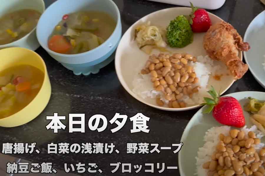 骨つきチキンのから揚げをメインに日本食の夕飯を用意したAmiさん（画像はスクリーンショット）