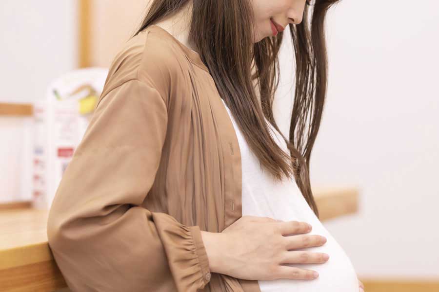 妊婦の体の変化については周囲の理解が求められている（写真はイメージ）【写真：写真AC】
