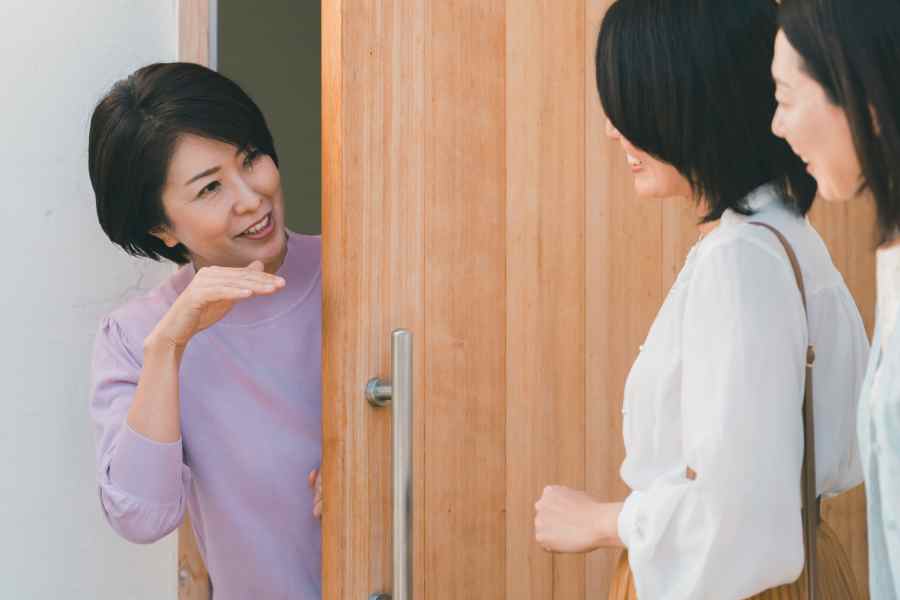 こっそり宿泊者以外を部屋に招き入れるのは、消防法に抵触する行為になることも（写真はイメージ）【写真：PIXTA】