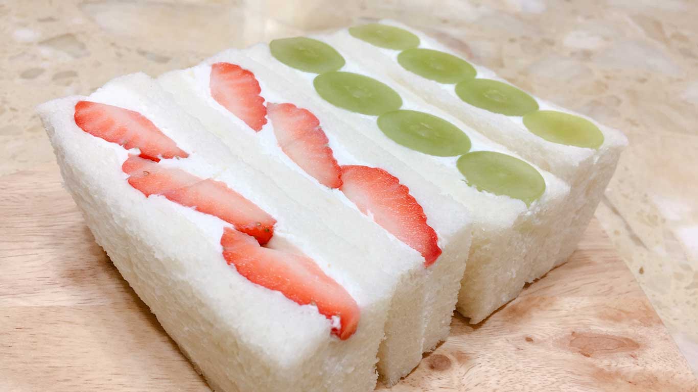 クリームとフルーツが挟まった、おいしそうなフルーツサンド（写真はイメージ）【写真：写真AC】