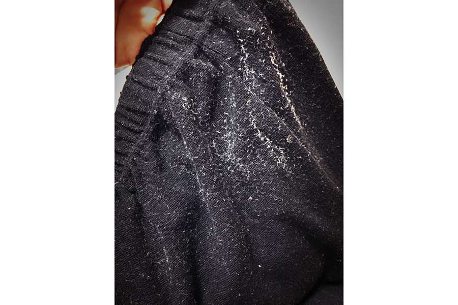 ティッシュのカスがついた衣類（写真はイメージ）【写真：写真AC】