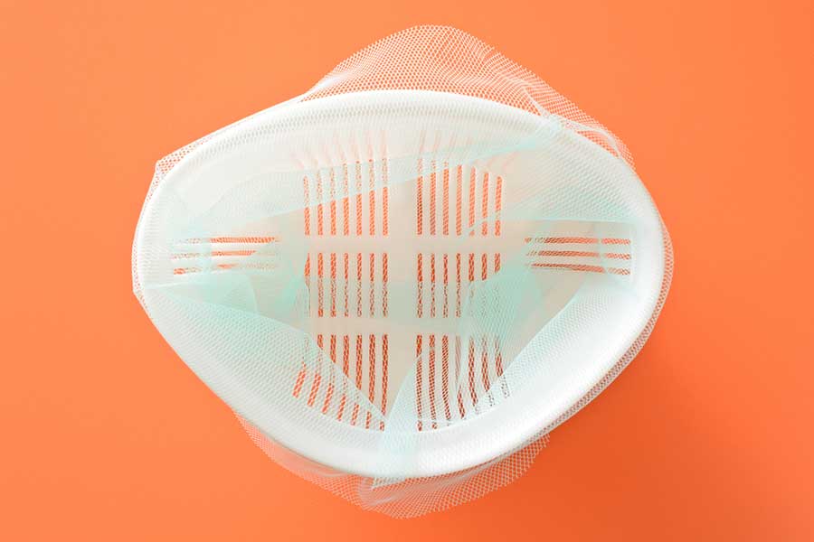 三角コーナーなどで使う、ポリエチレン製の水切りネットを活用する女性も（写真はイメージ）【写真：PIXTA】