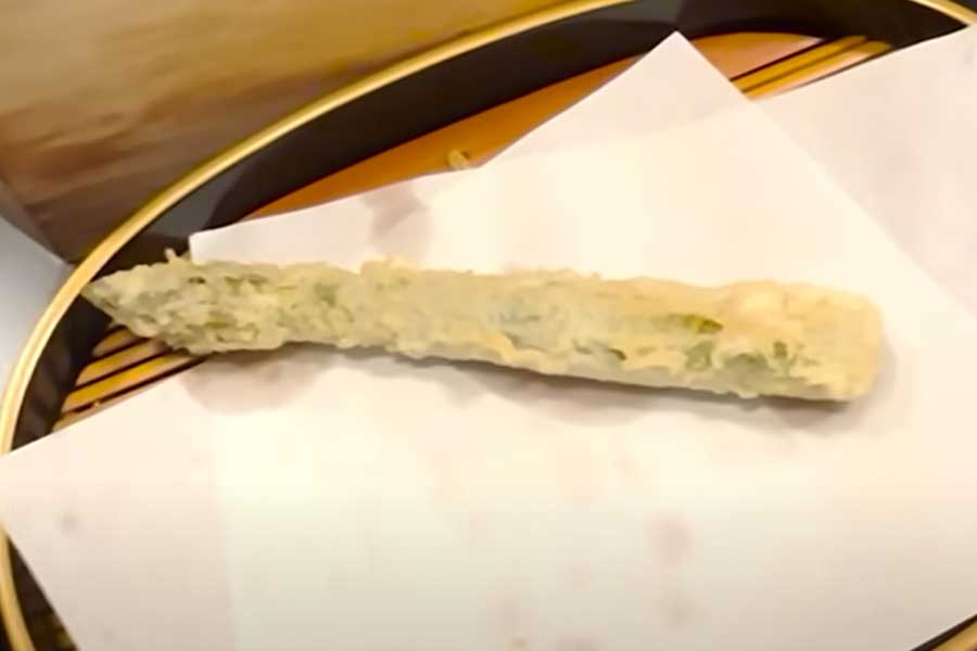 地元の名産でもあるアスパラガスを日本で食べ、「天ぷらで、こんなにおいしくなるのね！」と感激（画像はスクリーンショット）