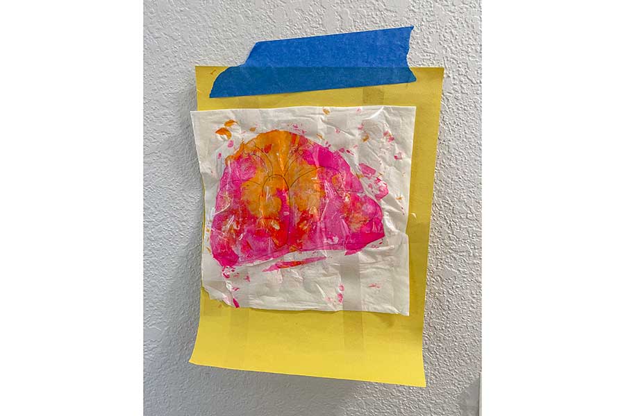 ティッシュに、ガラス装飾用絵の具でペイントした作品【写真:i-know】