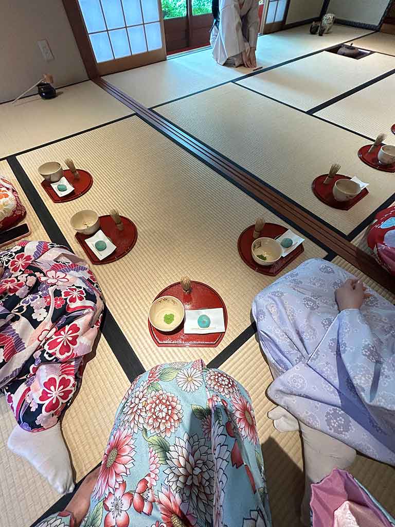 日本の抹茶がアメリカで大人気。茶道体験に大満足した3人【写真提供：アンジェラ】