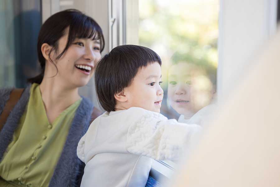 靴を脱いで電車のシートに上がり、車窓からの風景を楽しむ子どものマナーの良さにびっくり（写真はイメージ）【写真：PIXTA】