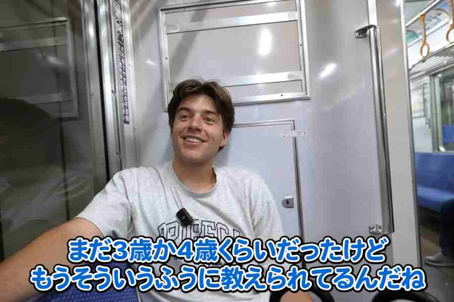 日本の電車の清潔さに驚いたブルースさん（スクリーンショット）
