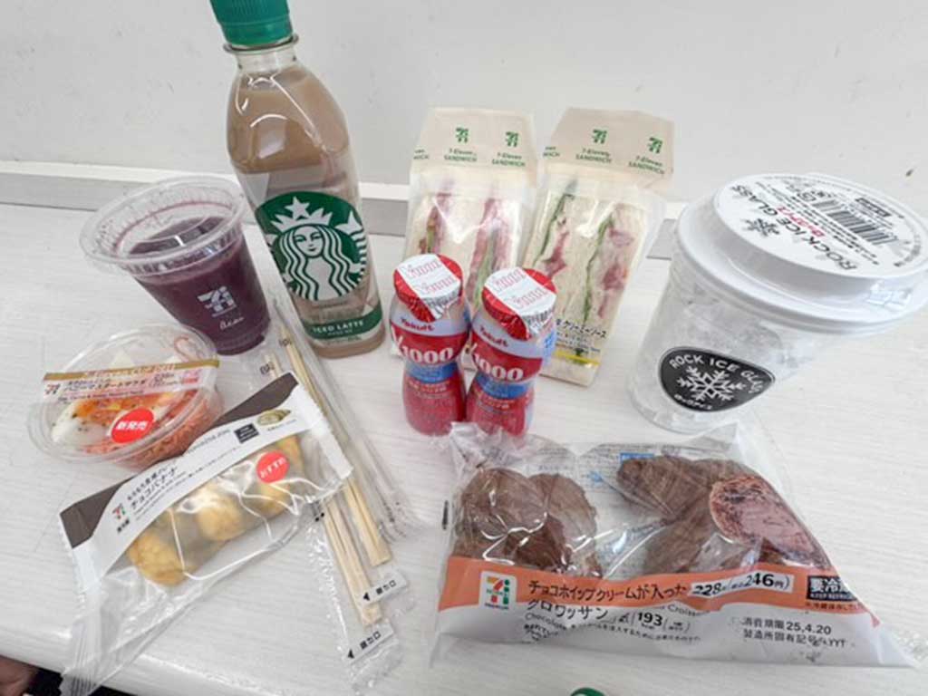 コンビニグルメにハマったアトニヤさん。「ヤクルト、サンドイッチ、あとクロワッサンみたいなチョコのスイーツが私のお気に入り！」【写真提供：アトニヤ】