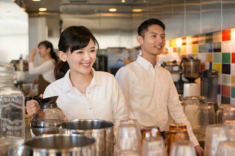 店員が大きな声で「いらっしゃいませ」とあいさつしてくれることに驚き（写真はイメージ）【写真：PIXTA】