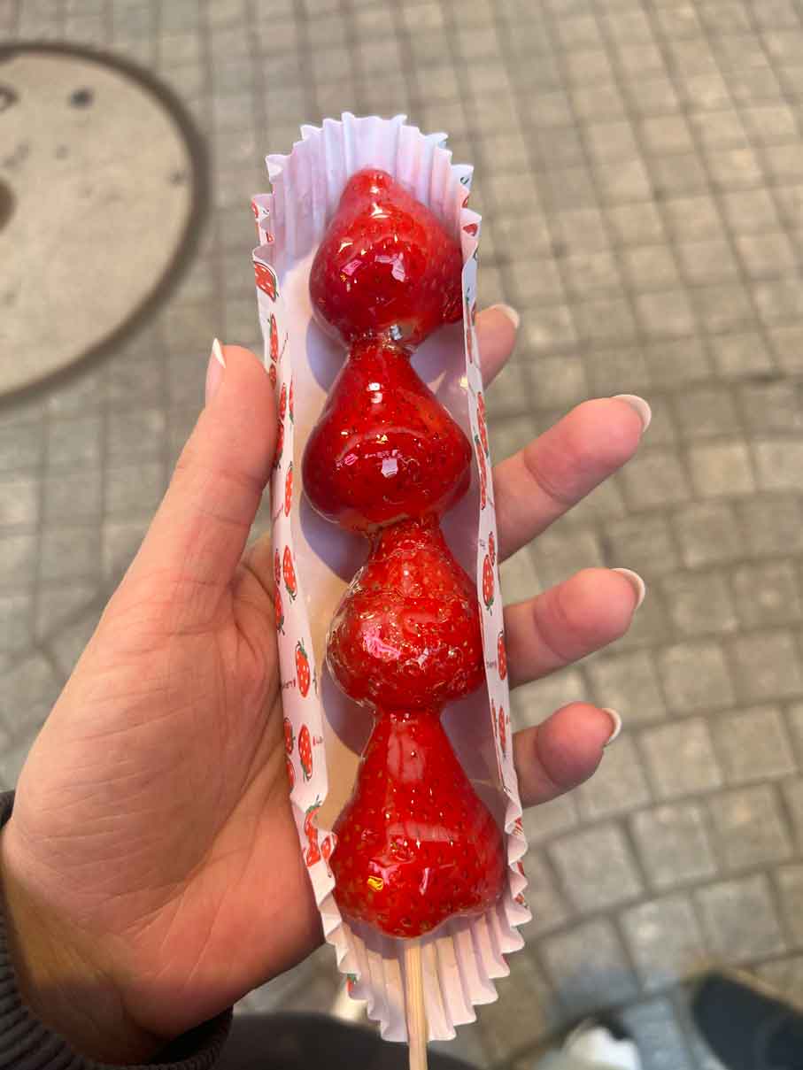 スペイン人がリピート買いするほど気に入ったイチゴ飴【写真提供：ミケル】