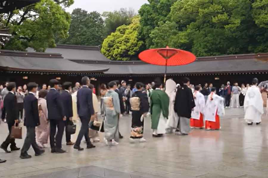 偶然、神前式の結婚式の列に遭遇（スクリーンショット）
