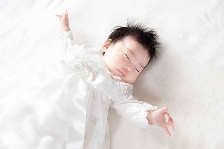 乳児には決まった服装がないため、白を着るのが無難（写真はイメージ）【写真：PIXTA】