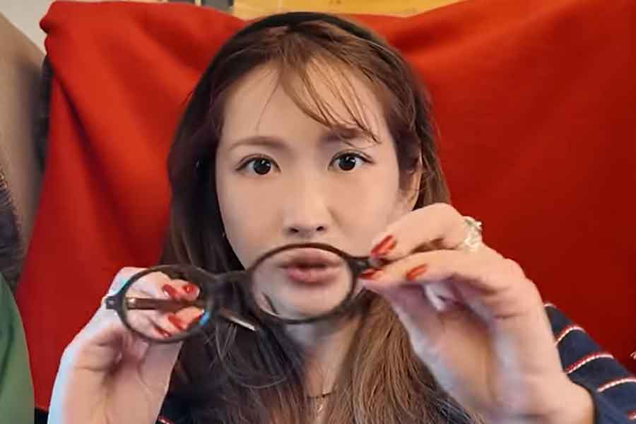 メガネのチャームがないことに気づいた紗栄子さん（スクリーンショット）