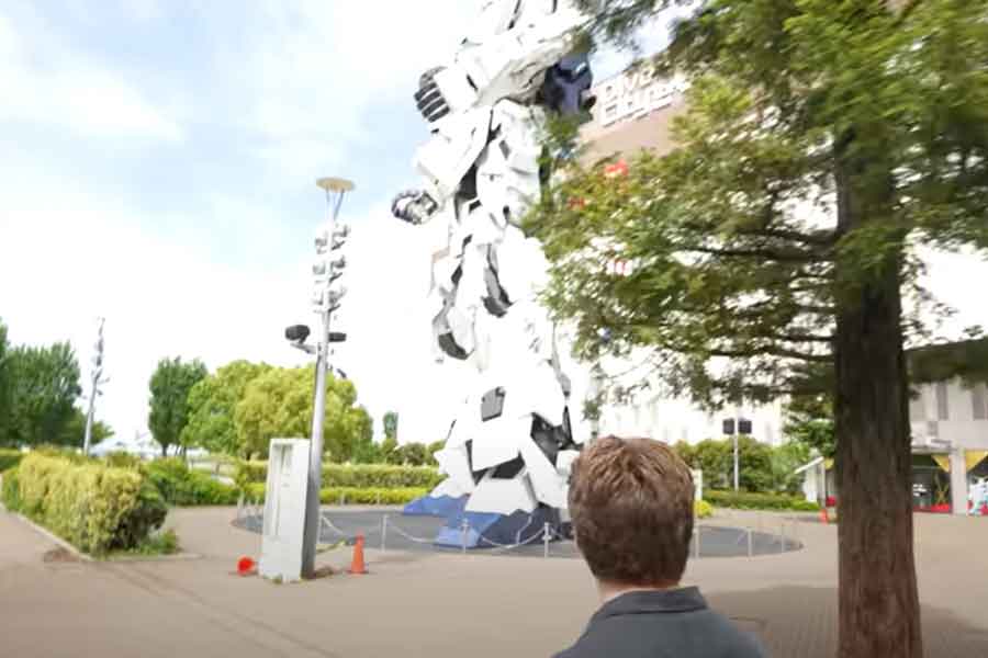 ガンダム像の巨大さに圧倒されるブルースさん（スクリーンショット）