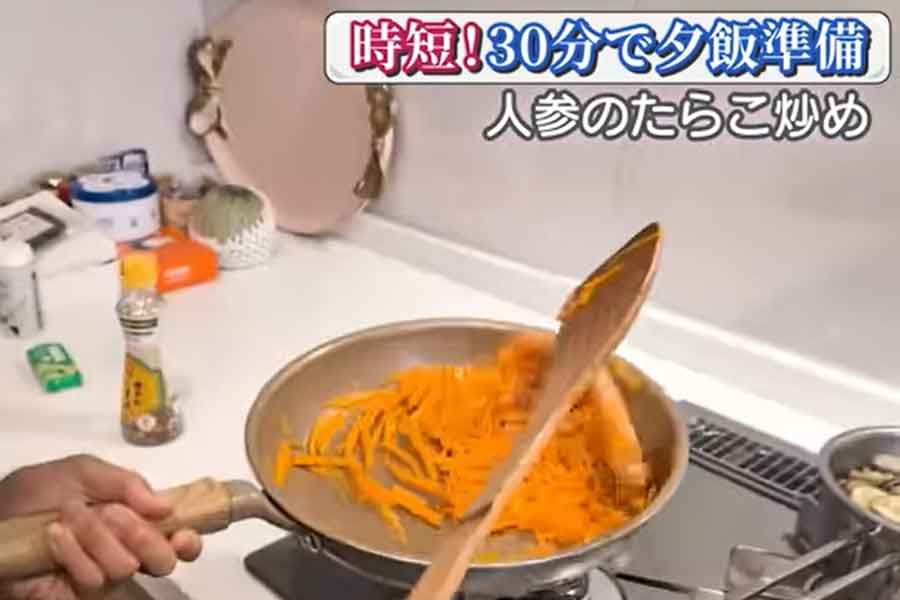 ニンジンのたらこ炒めを手早く作る様子（スクリーンショット）