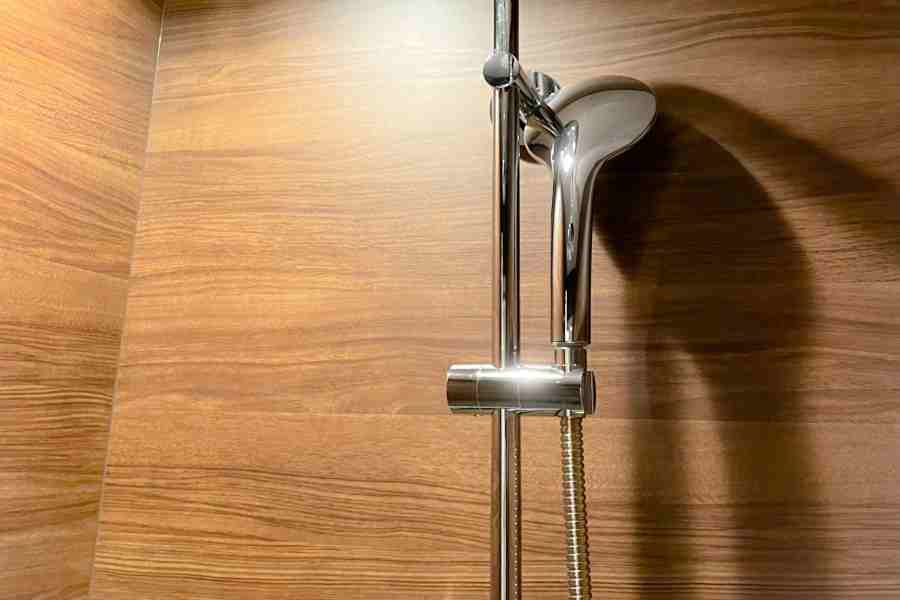 シャワーヘッドを壁側に向けておくのは「ホテル側の小さな優しさ」（写真はイメージ）【写真：写真AC】