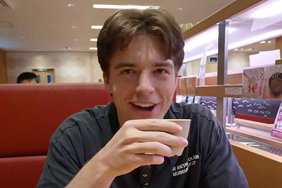 日本の回転寿司を初体験したブルースさん（スクリーンショット）