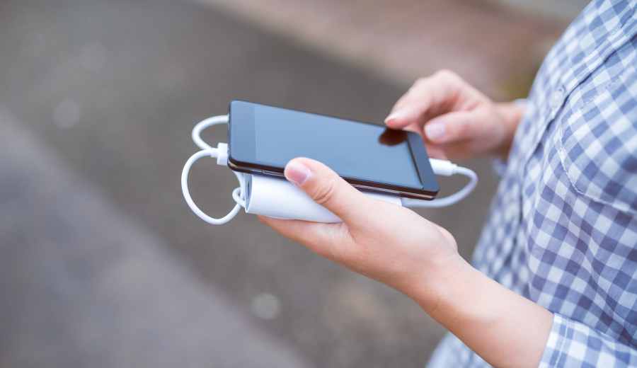 最近のスマートフォンは、充電中に操作をしてもバッテリーが著しく劣化することはないそう（写真はイメージ）【写真：PIXTA】