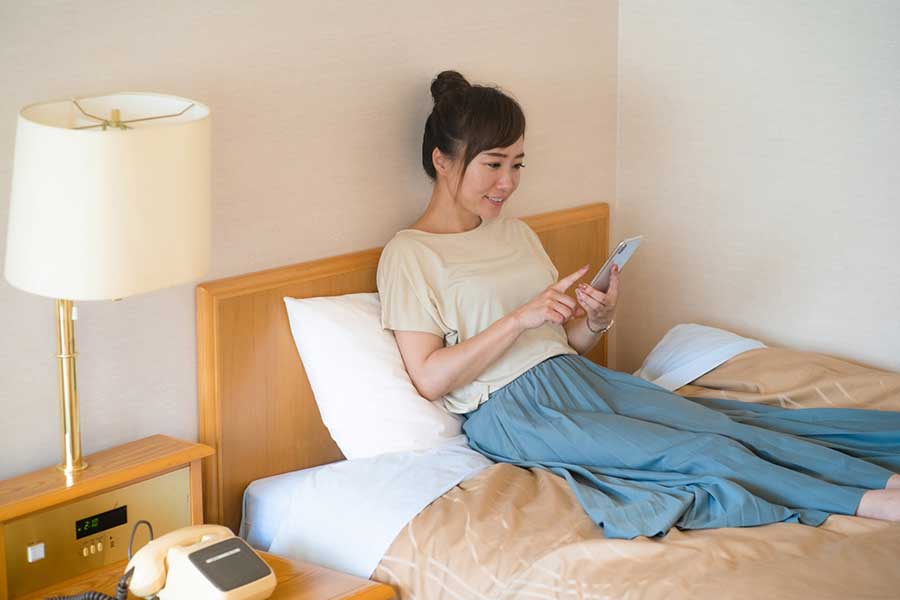 チェックアウトの時間を過ぎても部屋でダラダラ過ごすのはNG（写真はイメージ）【写真：写真AC】