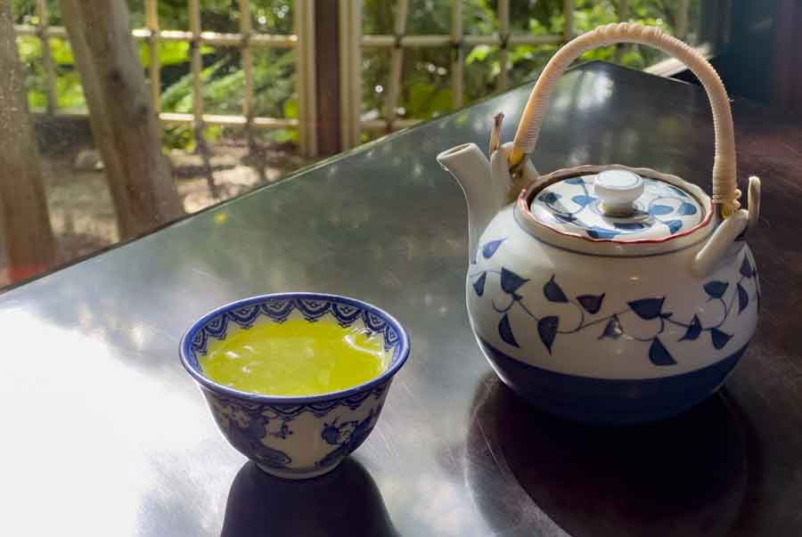 急須でいれる緑茶は、アツアツの湯ではなく、70～80度に冷ました湯を使う（写真はイメージ）【写真：写真AC】