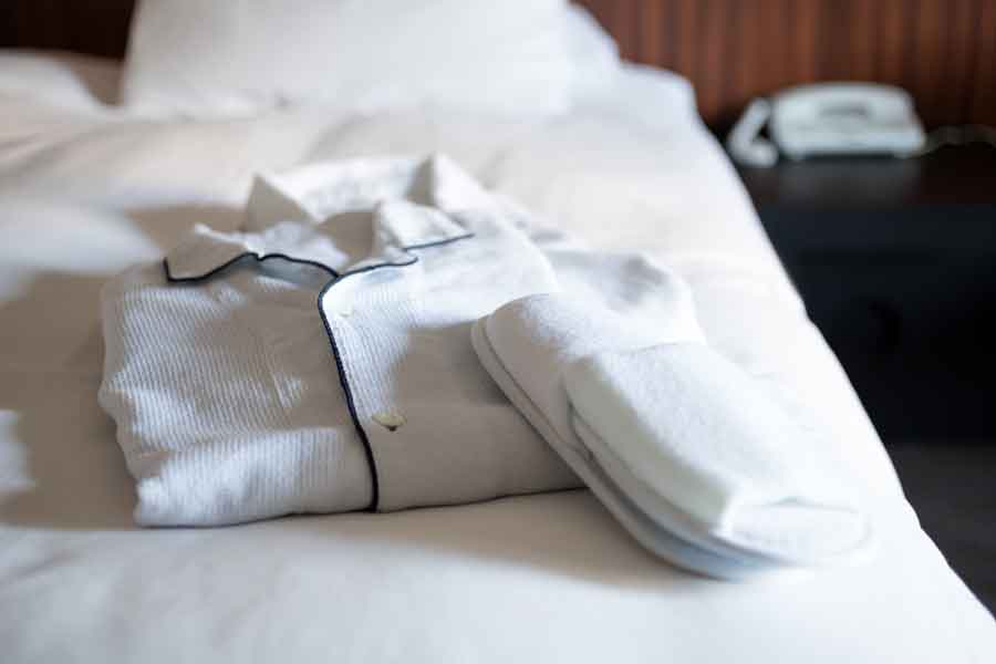 ホテルで提供される部屋着やスリッパ（写真はイメージ）【写真：PIXTA】