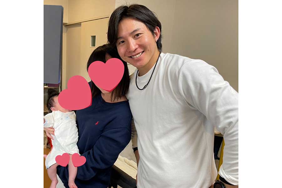 幸せいっぱいな家族のスリーショット。左から、産まれたばかりの息子さん、のんぴさん、減量前のれんたろうさん【写真提供：のんぴ（@sakeyakuzaneko）さん】