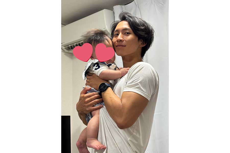 5か月後の（左から）息子さんとれんたろうさん【写真提供：のんぴ（@sakeyakuzaneko）さん】