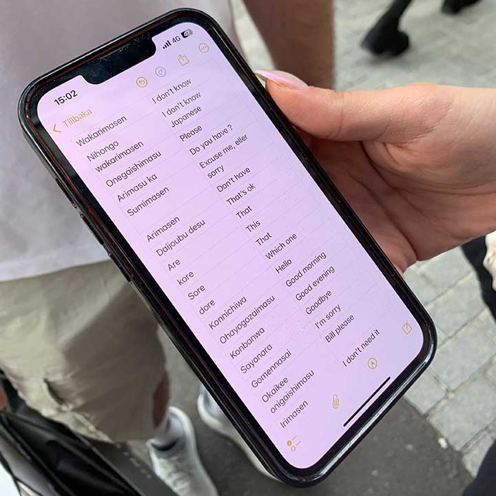 コミュニケーションを取るため、スマホに使えそうな単語をメモ【写真：Hint-Pot編集部】